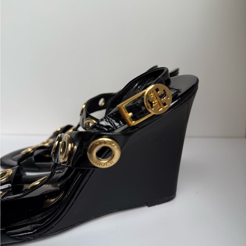 TORY BURCH Kathryn Black Patent Leather Gold Rivet Wedge Heel Sandals Size 7.5 - Picture 3 of 16